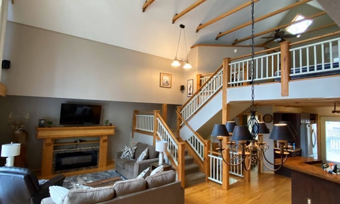 Bellaire Chalet De Esquí | Bellaire Chalet 1 mile from Schuss Mountain and Shanty Creek.