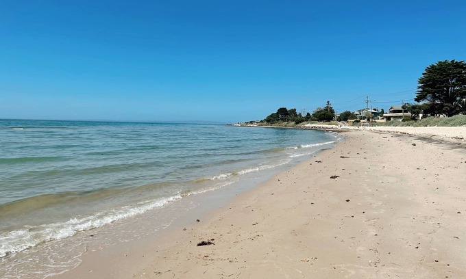 Portarlington Casa | Bellarine Beach shack on the Esplanade in Portarlington, beach and city views.