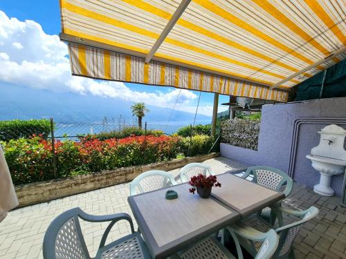 Arias Apartamento | Bellavista lago Apartment patio and view by Gardadomusmea