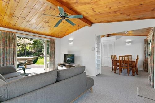 Hilltop Casa | Bellbird Cottage With Lake and Mountain Views