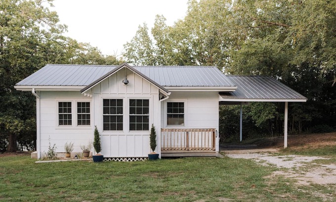 Eagle Rock Cabaña | Belle Cottage a sweet lake side stay has walk down to water & screened porch