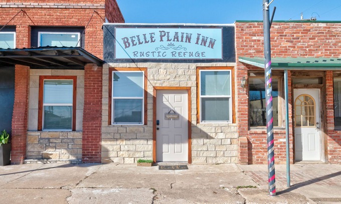 Baird Apartamento | Belle Plain Inn Rustic Refuge