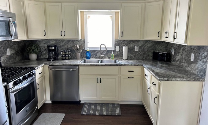 Bellefonte Casa | Bellefonte Creek Cottage, a charming, modern single-family home
