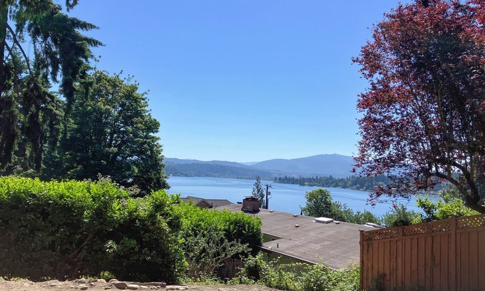 East Lake Hills Casa | Bellevue Convenient 1 BR Lakeview House Upper Level