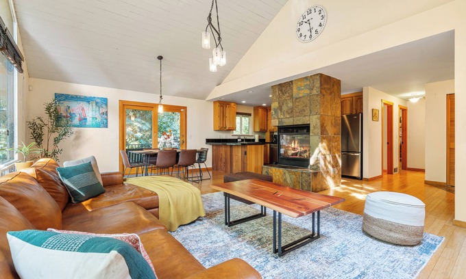 Eastgate Casa | Bellevue Forest Haven Hideaway