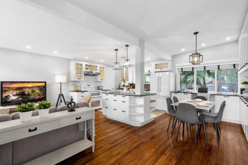 East Lake Hills Casa | Bellevue Work & Relax Near Downtown
