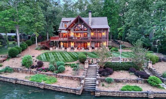 Hiawassee Casa | Bellissimo at Lake Chatuge - by Chatuge Home Concierge. Lakefront, hot tub, dock, shuffleboard