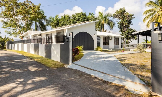 Jimenez Apartamento | Bello Monte Retreat House with Pool in El Yunque