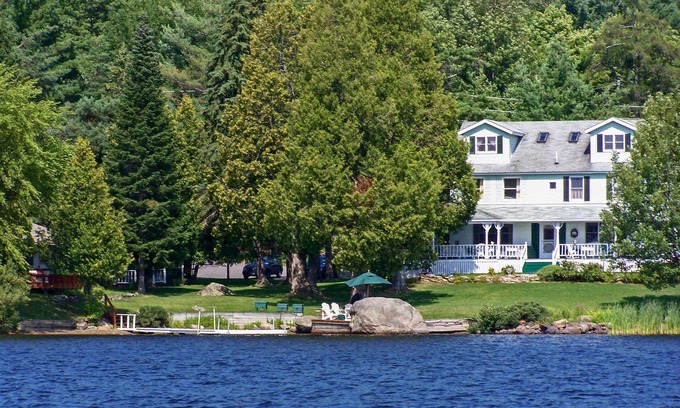Town of Bellmont Casa | Propiedad de 3 viviendas con 2 muelles en Lower Chateaugay Lake