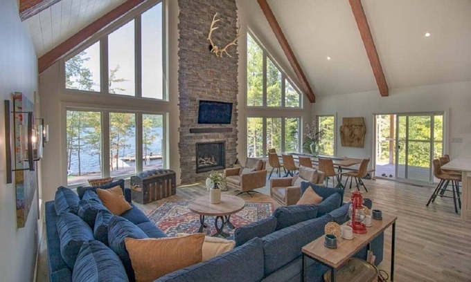 Madawaska Valley Cabaña | Bells' Dream Lakehouse on Bark Lake