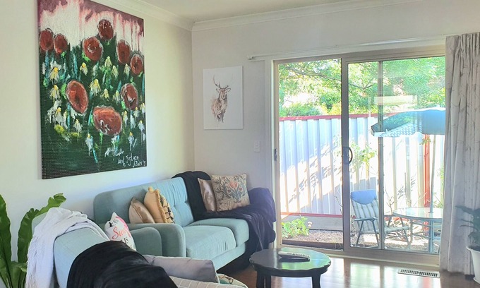 Nerrina Casa | Bells Lane - Large Home w/ Double Garage Sleeps 10