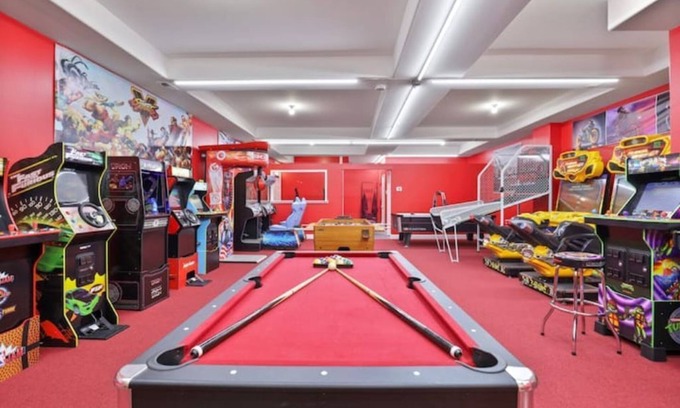Belmont Cragin Apartamento | Belmont Pleasures - hot tub / arcade gaming room