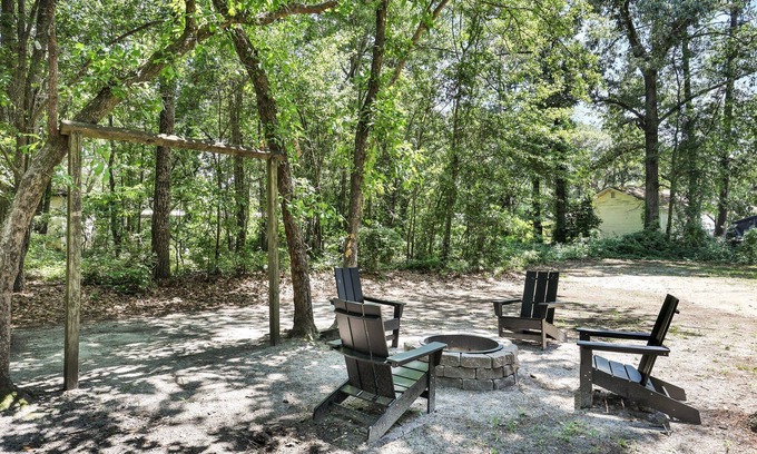 Russellville Casa | Beloved Bush Bed and Board - Experience Beautiful Lake Moultrie