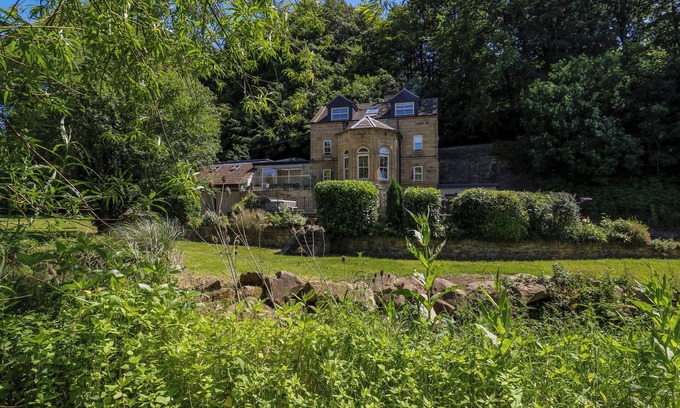 Halifax Cabaña | BELVEDERE FARM, pet friendly, with hot tub in Hipperholme