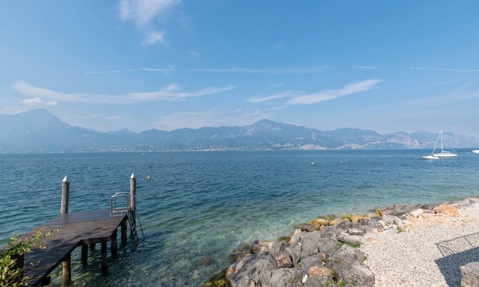 Frader Casa | Precioso apartamento en Torri del Benaco con piscina