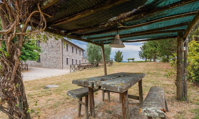 Fabro Villa | Fantástico apartamento en una villa con piscina y jardín compartidos