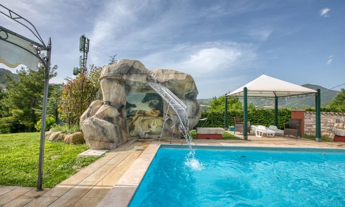 Furlo Casa | Gran apartamento de vacaciones Belvedere en Cagli con piscina
