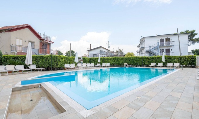 Laura Villa | Villa en Residencia con piscina y jardín a 200 metros del mar