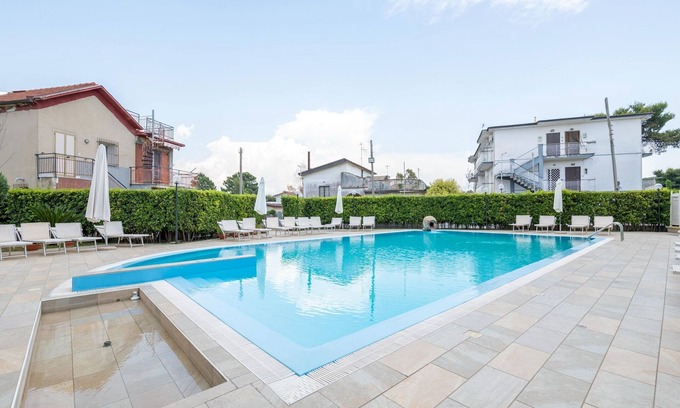 Laura Villa | Acogedora villa en Paestum con piscina compartida