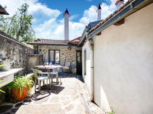 Casoli Casa | Belvilla by OYO Farmhouse with Private Terrace