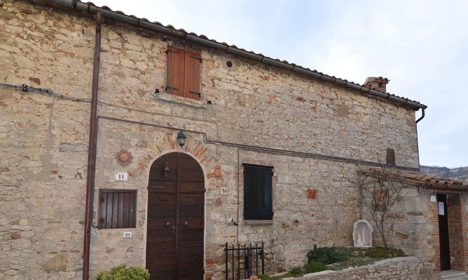 Petrella Guidi Apartamento | Apartamento moderno en Petrella Guidi con vistas al jardín