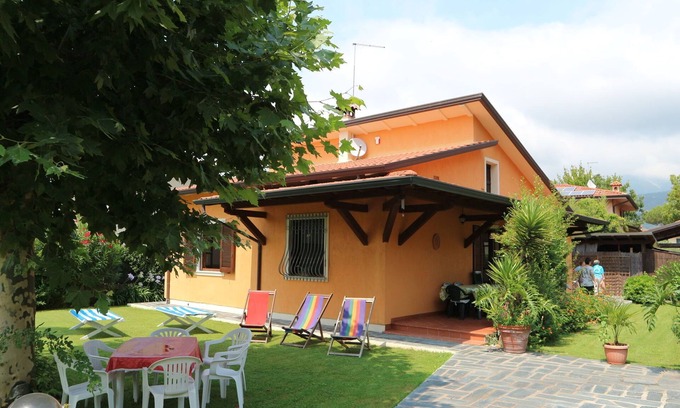 Cinquale Casa | Bungalow con terraza cubierta en complejo playero