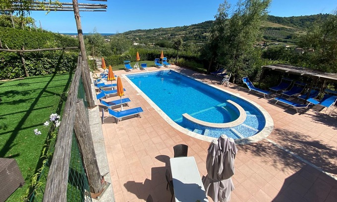 Massignano Casa | Hermosa tienda de campaña en Massignano con terraza privada