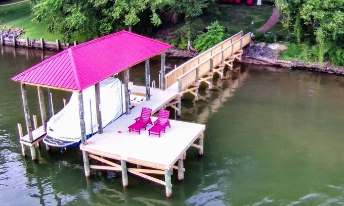 Dixie - Berryhill Casa | BelVita-Lakefront Zen. Lake Wylie, Near Belmont and Whitewater center. Kayaks