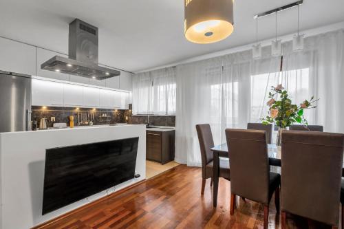 Gorce Apartamento | Bemowo Business Apt - 62m2, Parking, Metro & Park Nearby - by Rentujemy