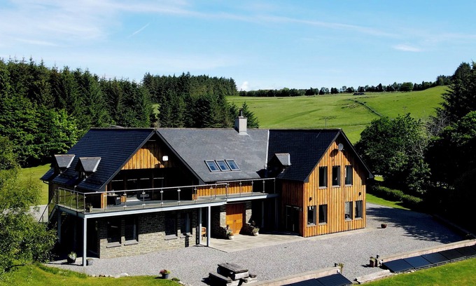 East Lewiston Cabaña | BEN LUNA LODGE, pet friendly in Drumnadrochit, Loch Ness
