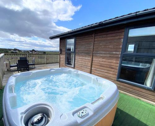 Kelty Chalet De Esquí | Benarty 11 with Private Hot Tub - Fife - Loch Leven - Lomond Hills - Pet Friendly