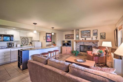 Bend Apartamento | Bend Condo with Deck, Resort-Style Amenities and Views