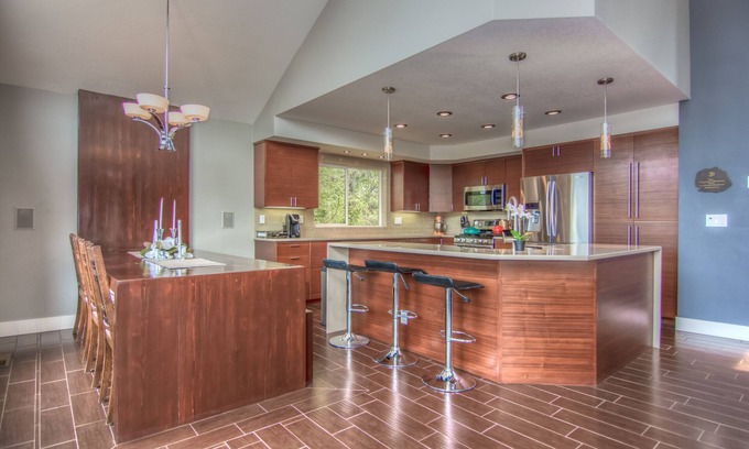 Mountain View Casa | Bend Mountain Modern - 2000 SF w / spa, cubierta superior, firepit, AC