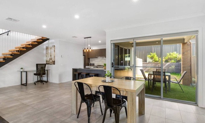 Ironbark Casa | Bendigo Signature Accommodation on Honeysuckle