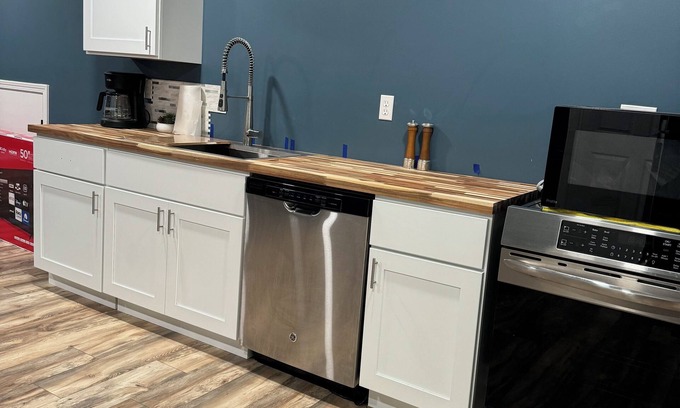 Lawrenceville Apartamento | Beneath Georgia Pine apartment with AC, WiFi in lovely Lawrenceville