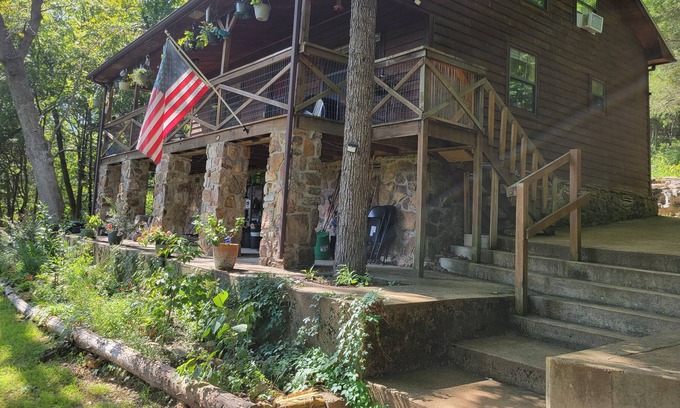 Mountain View Cabina | BenevaBluff - Private cabin on 5 acres located near everything