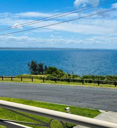 Forster Casa | Bennett's Bliss - Soak in Breathtaking Ocean View