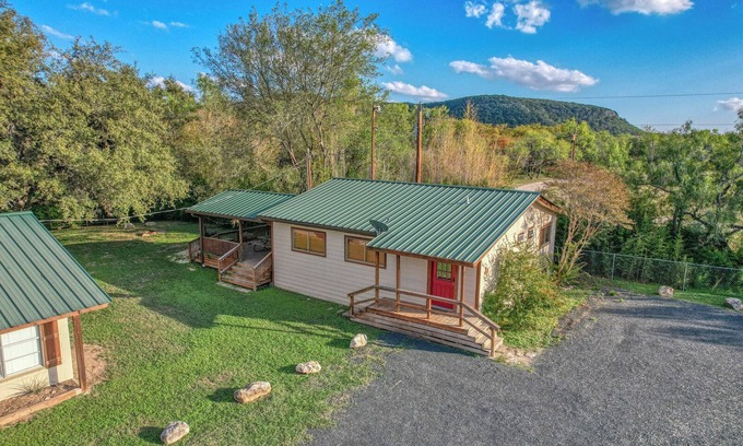 Concan Cabina | Bent River Cabin #2 @ Frio River Escape