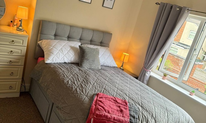Crewe Casa | Bentley view,2 bedroom house, WiFi, private,secure bank garden,parking outside