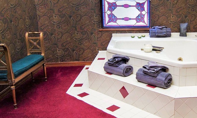 Eureka Springs Historic District Apartamento | Benton Suite, Jacuzzi, kitchen, Balcony, Only place with PARKING right downtown.