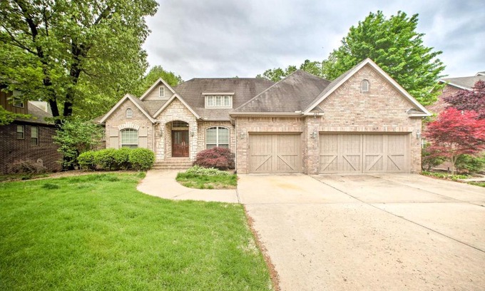Bentonville Casa | Bentonville Home with Pool Table, 2 Mi to Downtown!