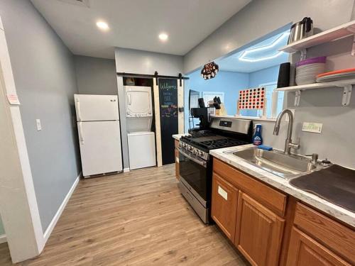 Berea Casa | Berea's Blue Bungalow - Near Hopkins Airport, IX Center, NASA, Cle MetroParks & Baldwin Wallace - Coffee Provided!