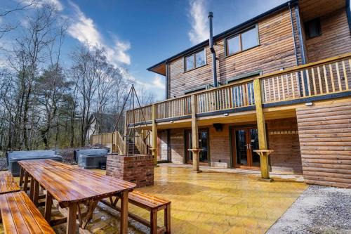 Farley Casa | Beresford, woodland lodge, sauna, hot tubs & games for 18