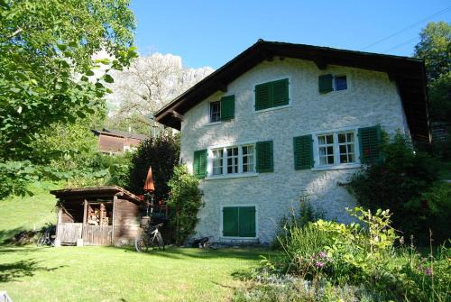 Schwanden Casa | Bergbauernhaus an Wasserfall und Waldrand
