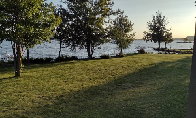 Bergland Casa | Bergland Bay Hideaway is a Lovely 3-bedroom Lakefront house in Bergland Mi
