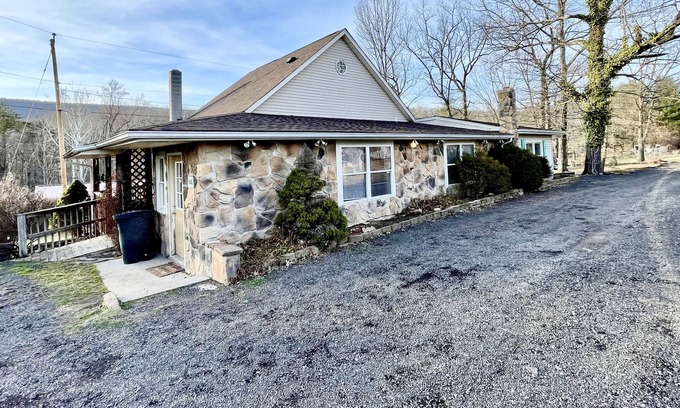 Berkeley Springs Cabina | Berkeley Inn Cabin W/ hot tub- across Street from the state park