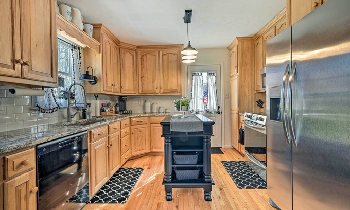 Berkeley Springs Cabaña | Berkeley Springs Vacation Home w/ Fire Pit!