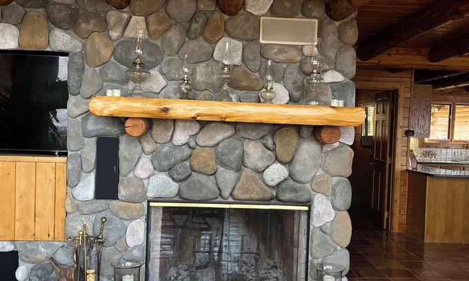 Taconic Casa | BERKSHIRE MOUNTAIN LAKEFRONT LOG HOUSE FAMILY RETREAT