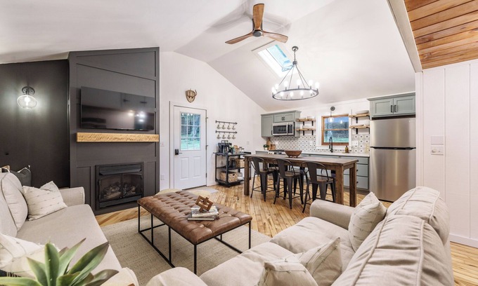 Tolland Casa | Berkshires Cabin: Lake Beach Hot Tub - TheWildeBNB