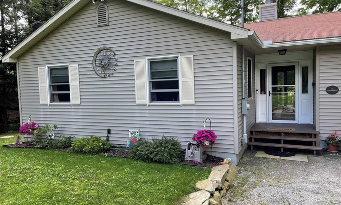 Sherwood Forest Casa | Berkshires Lakefront Gem. Cozy home w/ hiking, swimming & all things cultural!